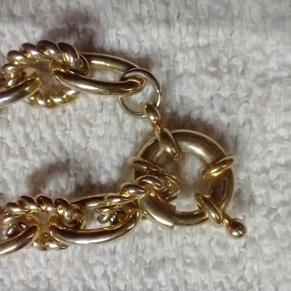 Goldtone twisted wire link large clasp bracelet - Picture 3 of 3